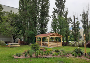 Widok na altanę i rabatę kwiatową