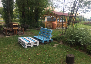 Ławka i stolik zrobione z palet