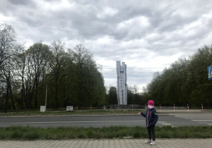Dziewczynka na tle Pomnika Czynu Rewolucyjnego.