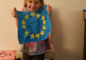 Dziewczynka prezentuje flagę Unii Europejskiej.