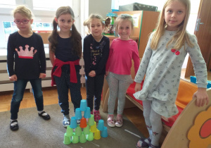 Dziewczynki prezentują zbudowaną wieżę.