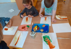 Dzieci malują przy użyciu kapusty pekińskiej i ziemniaków.