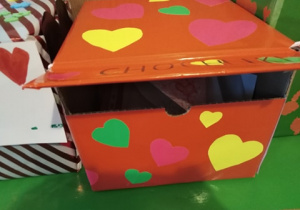 Czerwone pudełko z kolorowymi sercami - paczkomat grupy Chochliki.