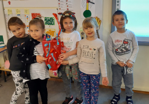 Grupa dzieci prezentuje model serca zrobionego z butelki.