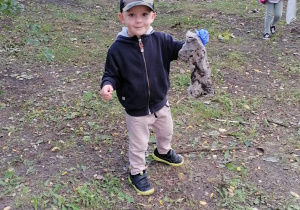 Chłopiec trzyma kawałek brudnej folii.