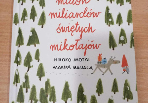 Okładka książki "Milion miliardów Świętych Mikołajów", na której jest mnóstwo małych zielonych, trójkątnych choinek i mały Święty Mikołaj z reniferem.