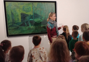 Dzieci oglądają obraz w Muzeum Sztuki.