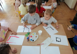 Dzieli malują farbami.