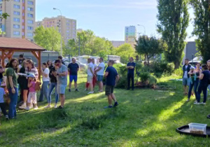 Rodzice i dzieci w ogrodzie przedszkolnym.