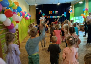 Dzieci podskakują do góry.