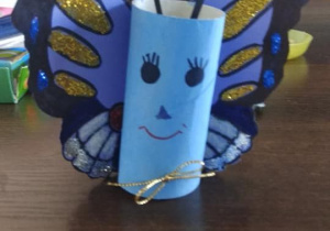 Niebieski motyl z rolki papieru.