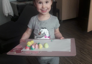Dziewczynka przygotowała jajka z masy solnej.