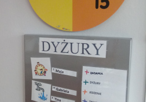Zegar daltoński i tablica dyżurów.